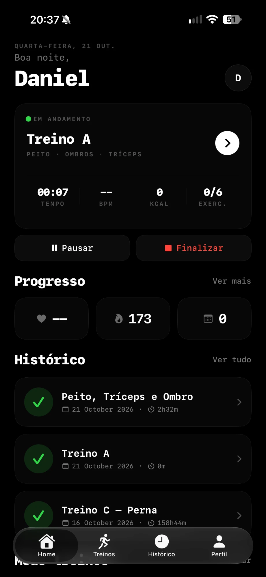 Tela inicial com treino em andamento mostrando tempo, BPM, calorias e exercícios