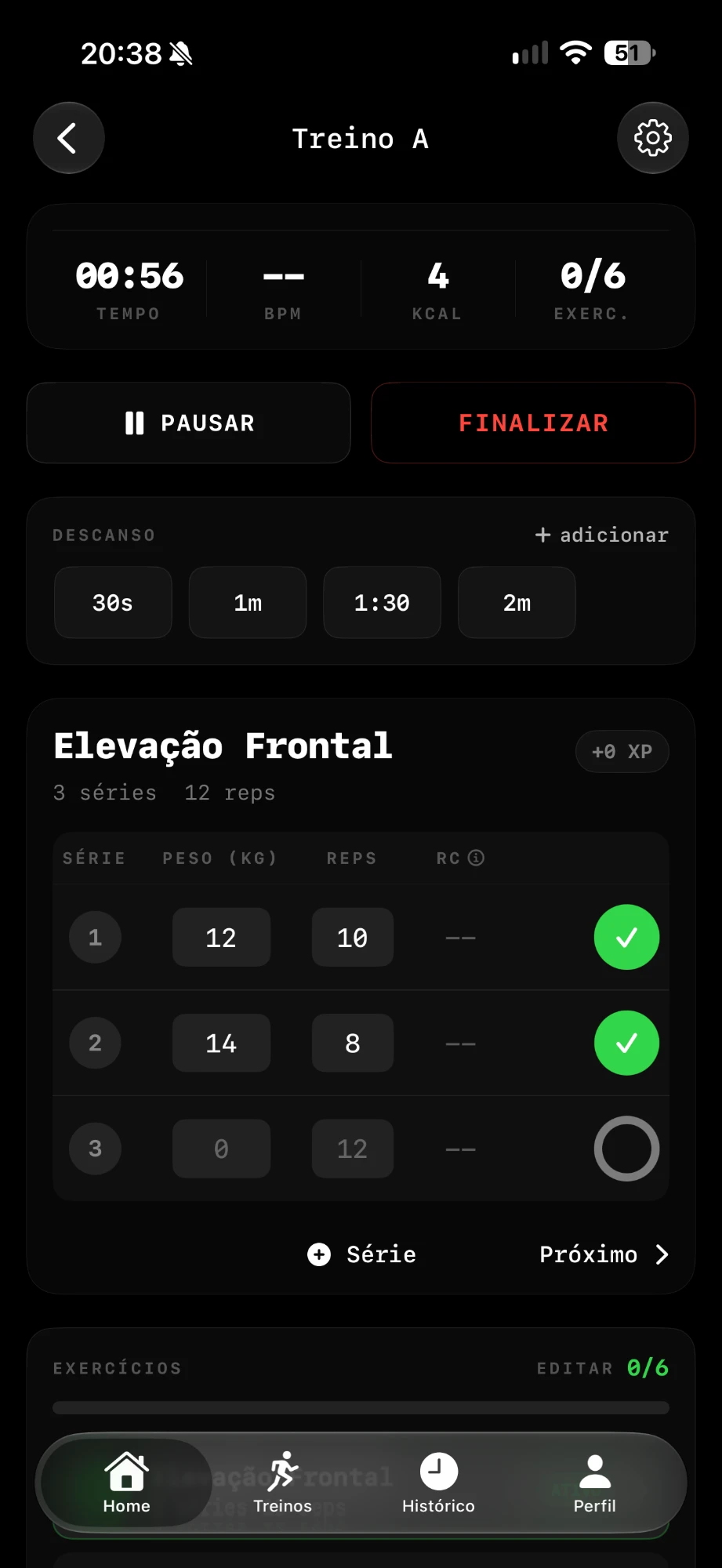 Sessão de treino com cronômetro, descanso e registro de peso e repetições por série